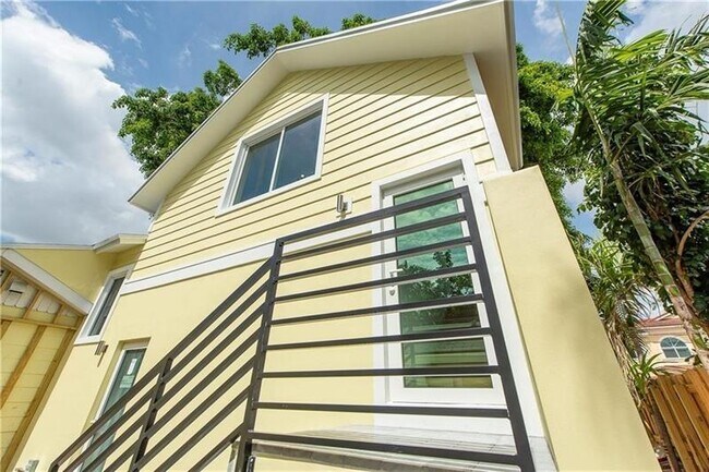 Building Photo - 824 NE 17th Way