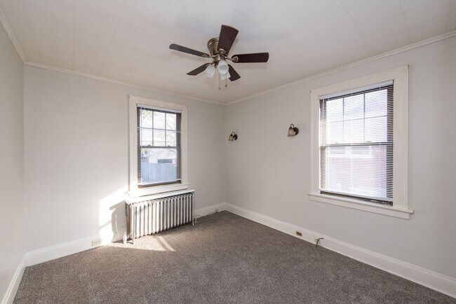 Building Photo - Beautifully updated Tudor style duplex. Upper unit. Large rooms. 2 balconies, private entry. Fenc...