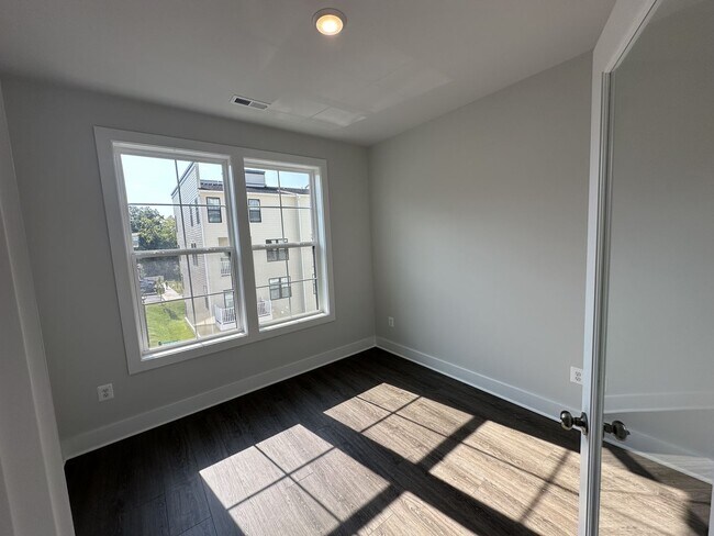 Building Photo - For Rent: Luxurious Short Pump Condo at Gateway Square - $3,200/Month.