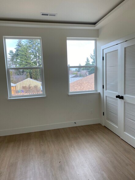 Building Photo - 7519 N Clarendon Ave