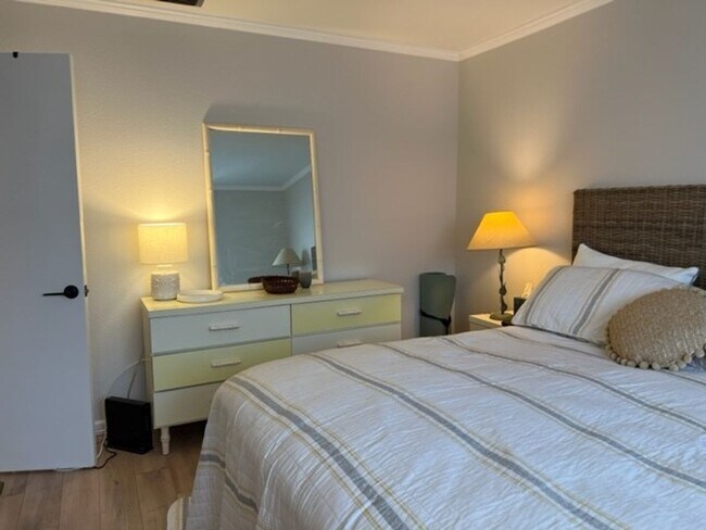 Building Photo - 1BR/1BA Newly Renovated Canal front Condo on Venice Island