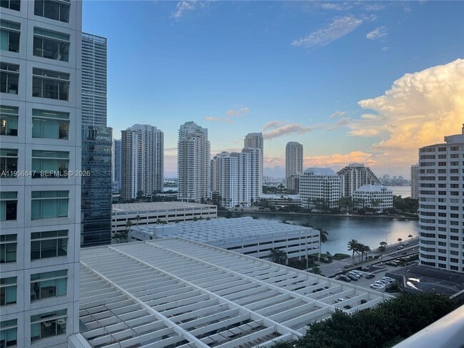 Building Photo - 950 Brickell Bay Dr