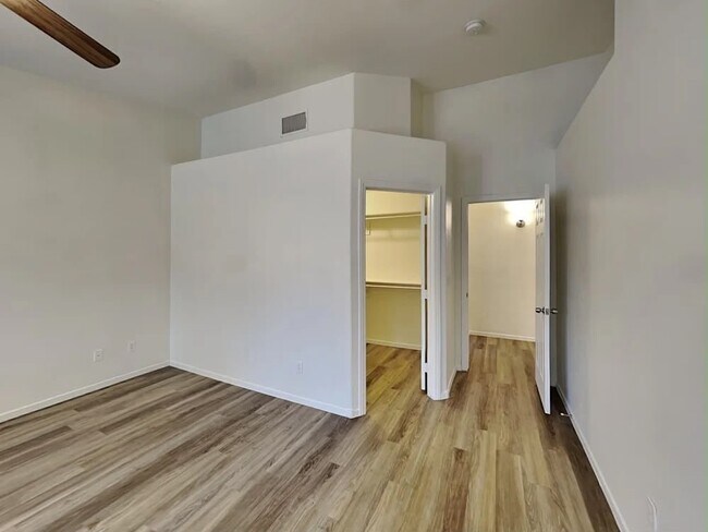 Building Photo - 6281 Hill Haven Ave