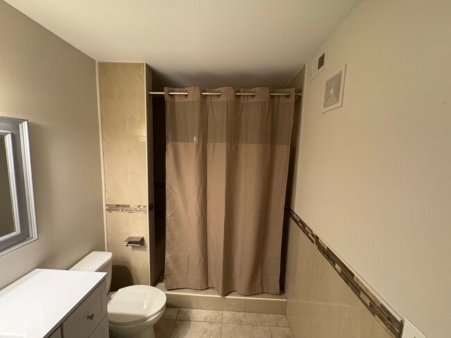 Building Photo - 1 BEDROOM CONDO FLAMINGO/BUFFALO - BRAND N...