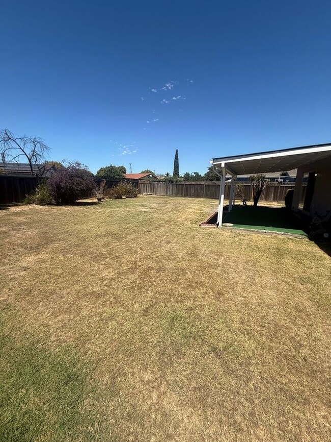 Building Photo - Beautiful 3 bedroom 1.5 House