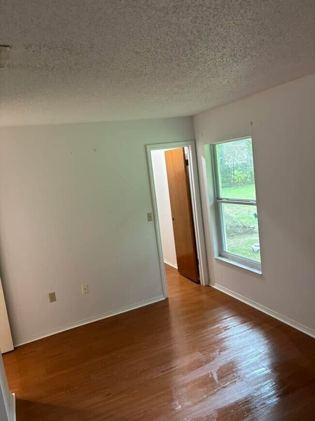 Building Photo - 321 E Primrose Ln
