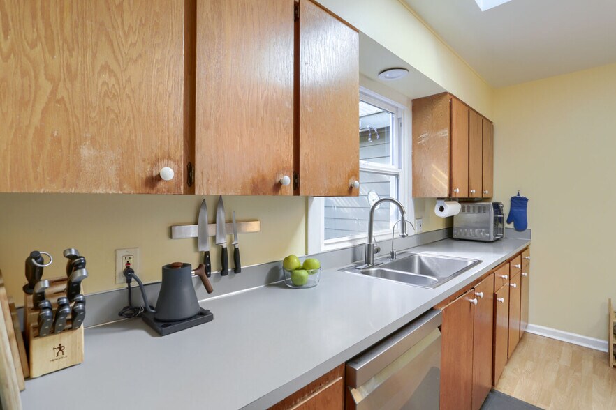 Building Photo - 3041 SW Flower Ter