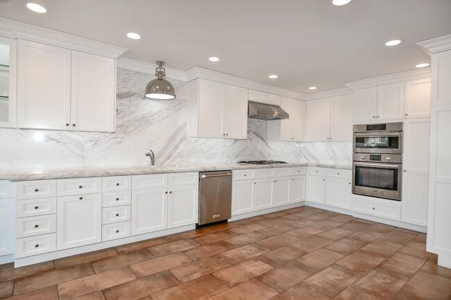 Building Photo - 4 White Water Dr