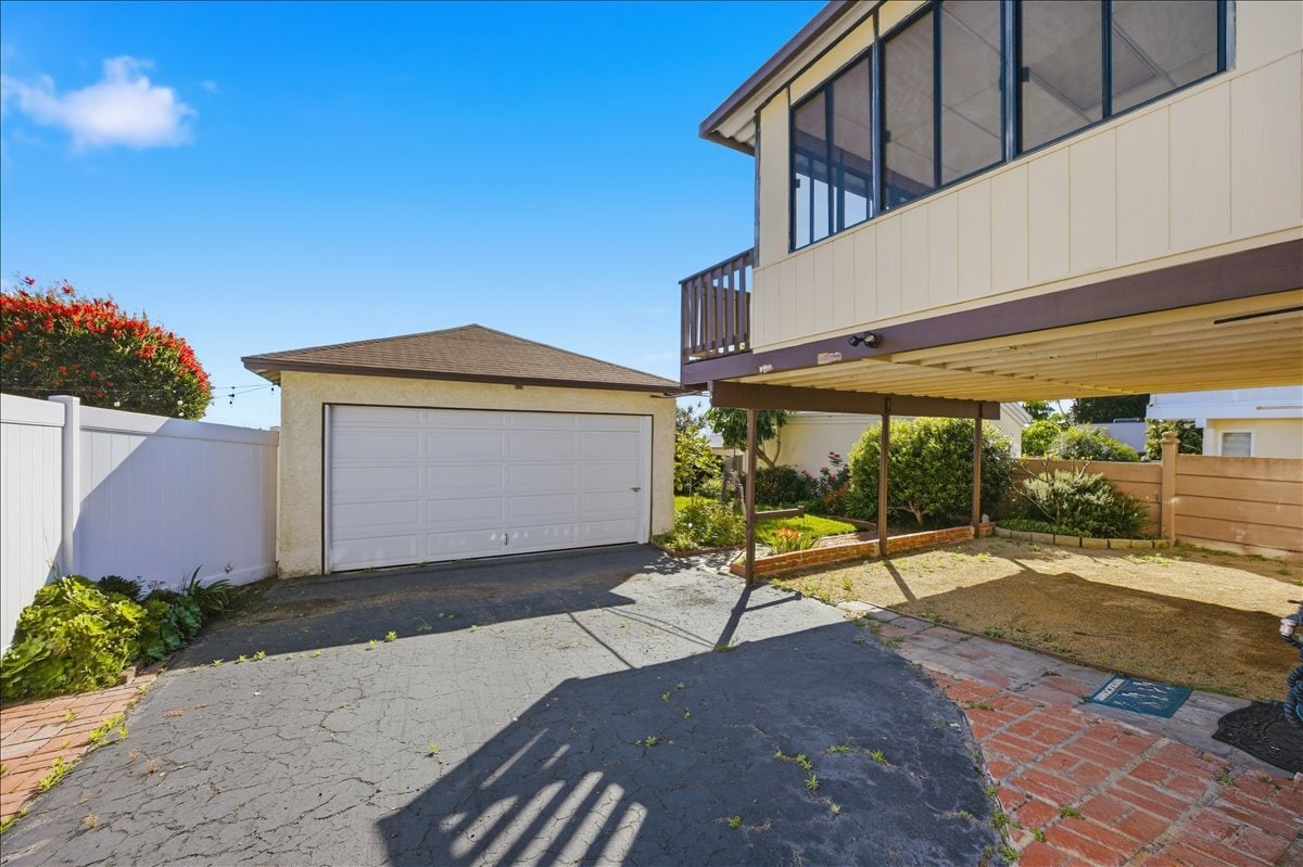 Building Photo - 819 N Maria Ave