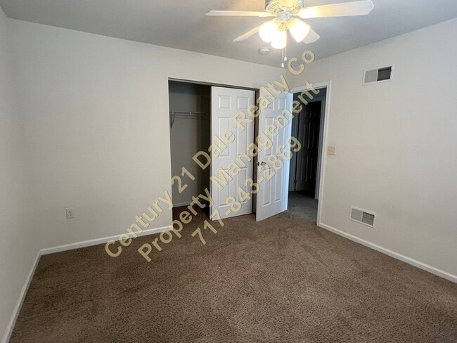 Building Photo - Beautiful 3 BR, 2.5 Bath home in Woodcrest Hills Condo located in Central York School District