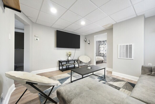 Building Photo - 444 Oneida St