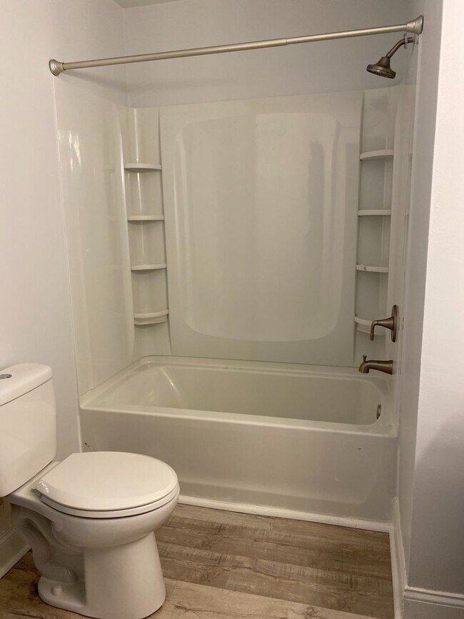 Building Photo - Remodeled Seven Oaks Condo