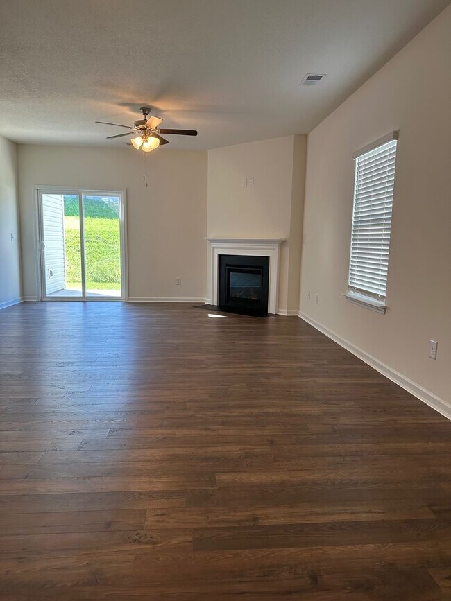Building Photo - 5 Bedroom / 3 Bath 2 Story Home Jonesborough, TN