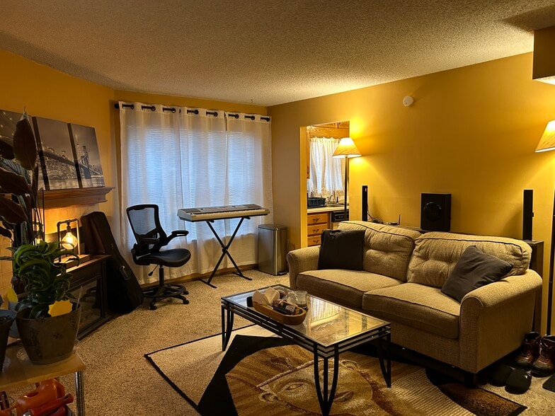 Building Photo - 8153 Holmes Rd