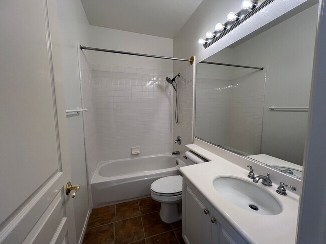 Building Photo - Luxury En Suite Living & Panoramic Views