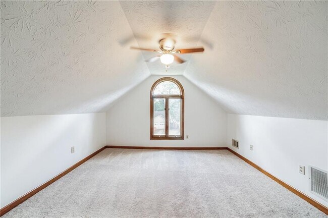 Building Photo - 487 Ravinia Way