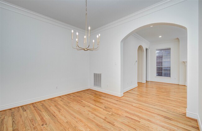 Building Photo - 1931 Woodbury St