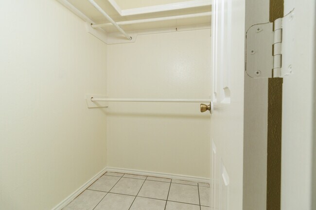 Building Photo - 1105 Lexington Cir