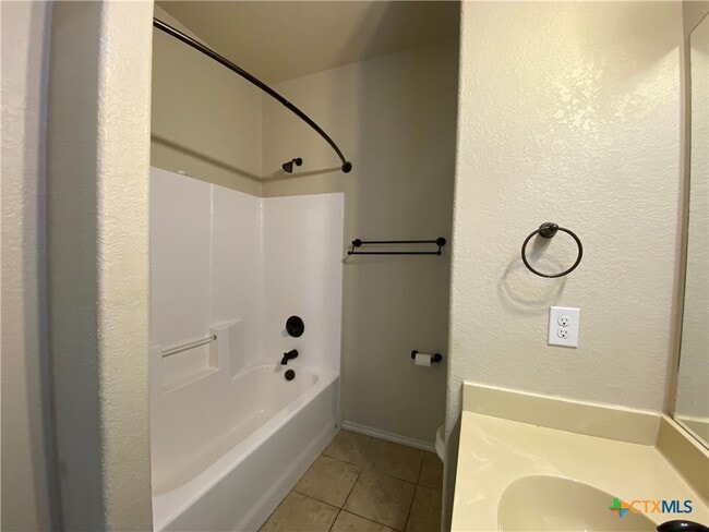 Building Photo - 688 Creekside Cir