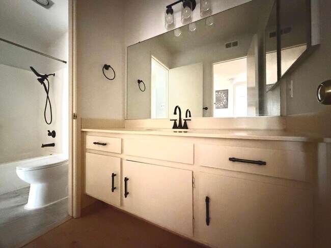 Building Photo - Bright & Updated 2bed 1 bath Tarzana Condo in Gated Community!