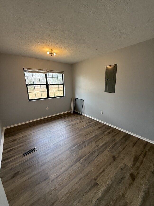 Building Photo - 315 Pine Cir