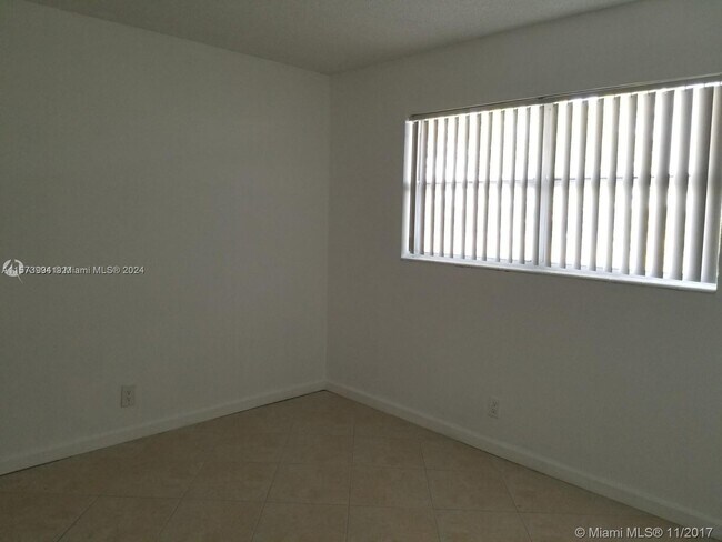 Building Photo - 560 SE 2nd Ave