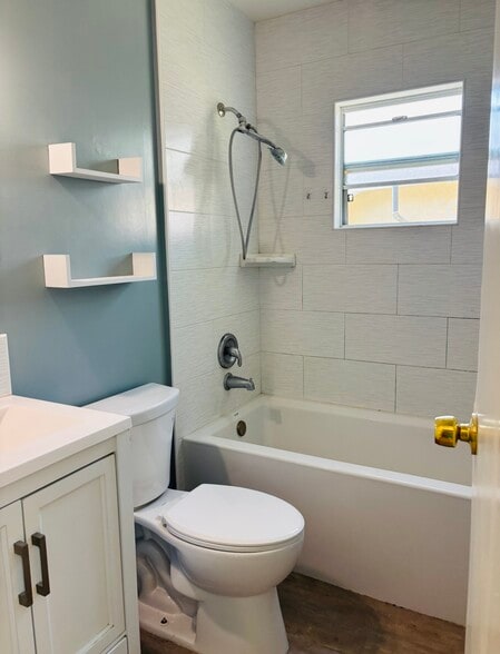 bathroom - 836 Fischer St