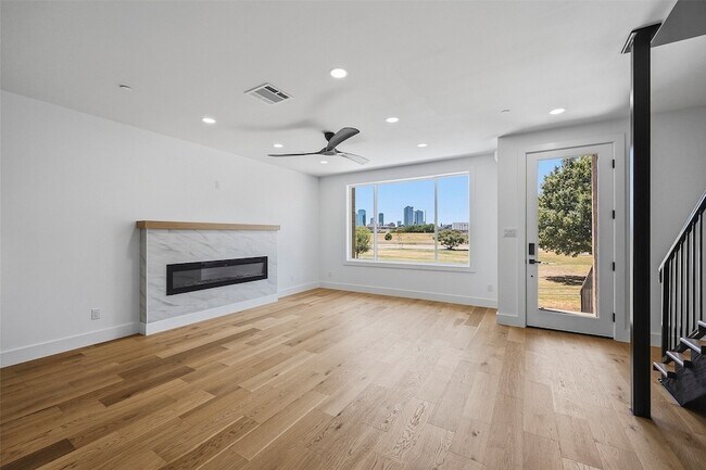 Building Photo - 404 Vista Buena Trl