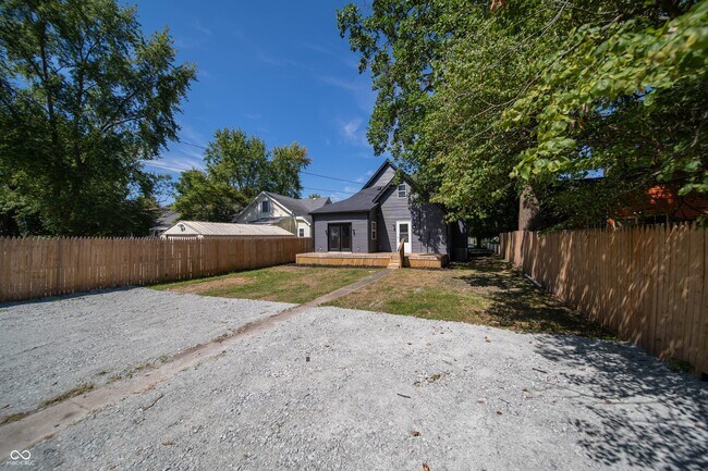 Building Photo - 817 W 5th St