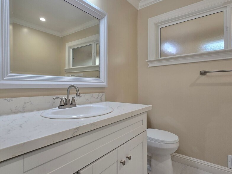 Building Photo - 280 Waverley St