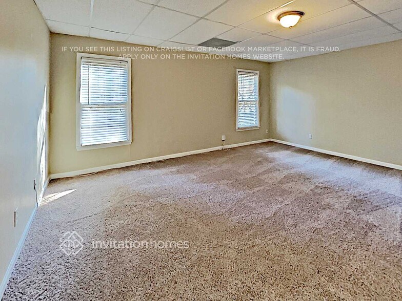 Building Photo - 559 Parliament St