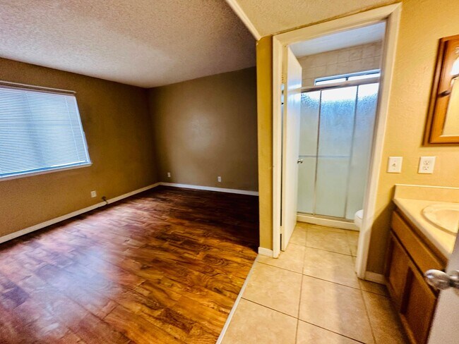 Building Photo - Downstairs 2-Bedroom Condo in Central Las ...
