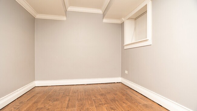 Building Photo - 5006 N Wolcott Ave