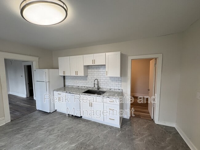 Building Photo - 744 Oakland Ave SW