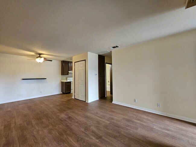 Soacious open floorplan - 2809 N Los Felices Cir E