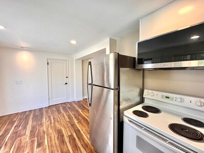 Building Photo - Charming Mid-Century Home in Shoreline