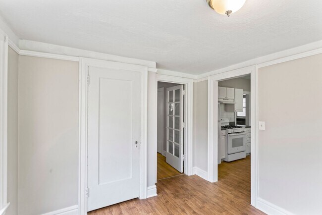 Building Photo - Charming 3-Bed Home Near UMKC with Hardwoo...
