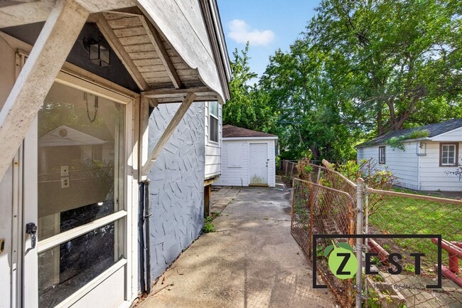 Building Photo - 15494 Bringard Dr