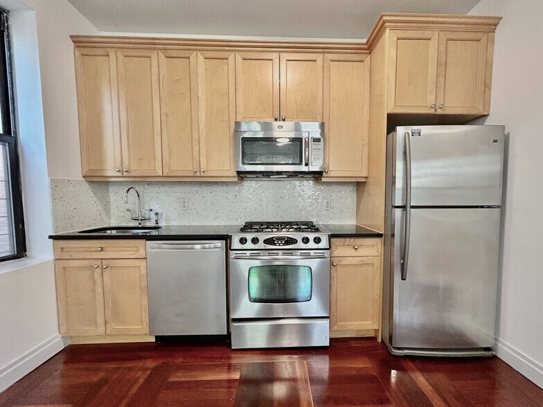 Building Photo - 607 W 137th St