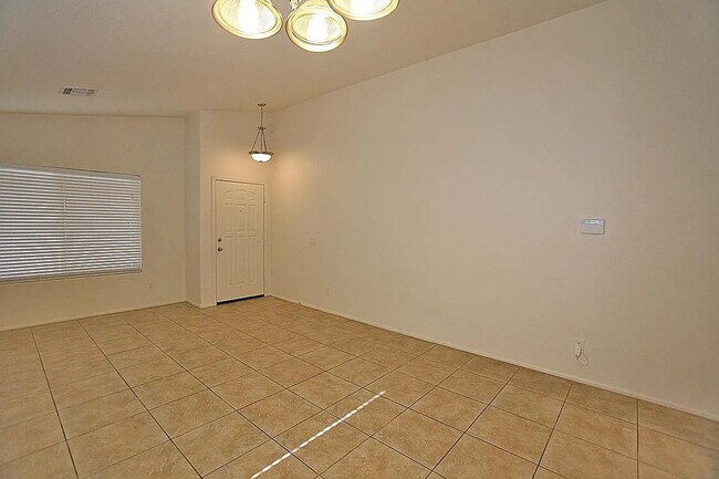 Building Photo - SPACIOUS 4-BEDROOM HOME IN PEORIA CUL-DE-SAC