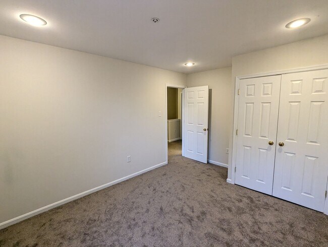 Building Photo - Well maintained townhouse in Robin Meadows Community with updated features available now!