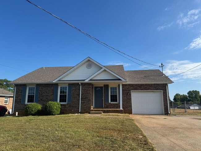 Convenient Location! 3 bedroom 2 bath wit... - Convenient Location!  3 bedroom 2 bath wit...
