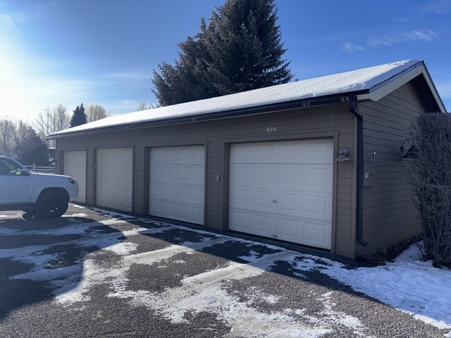 Building Photo - 1655 W Big Trail Dr