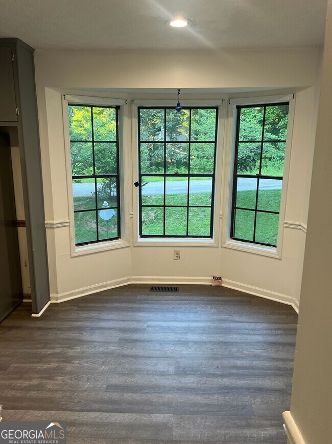 Building Photo - 3145 Malvern Dr