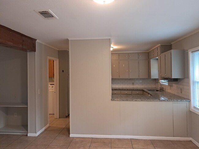 Building Photo - 1306 Leacrest Dr