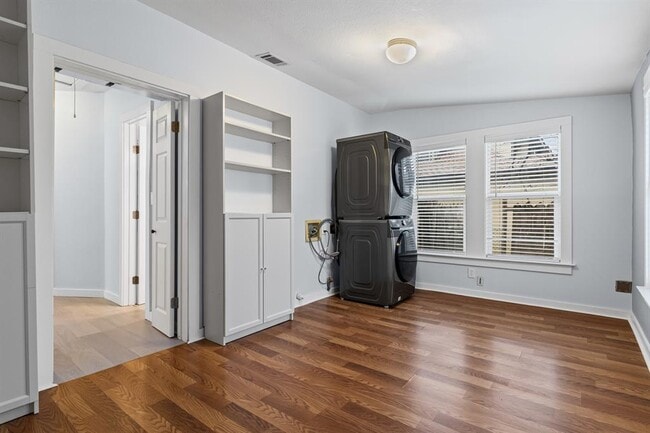 Building Photo - 84 Waller St