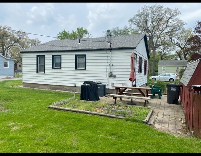 Building Photo - Cozy home in quiet neighborhood