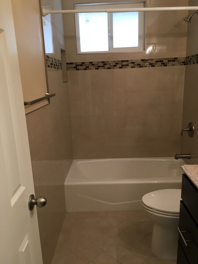 Building Photo - Main16761-73