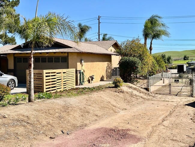 Building Photo - Norco Horse Property