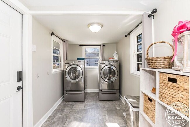 Building Photo - 429 N Main St